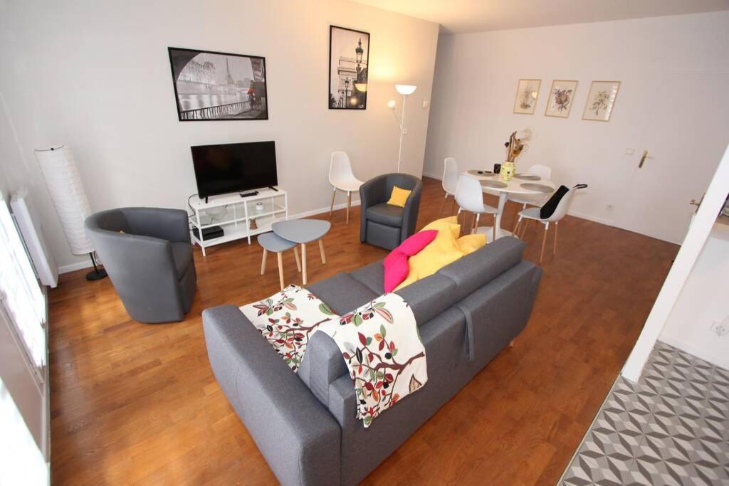 Sloan Square Apartment Bmyguest Serris Bagian luar foto